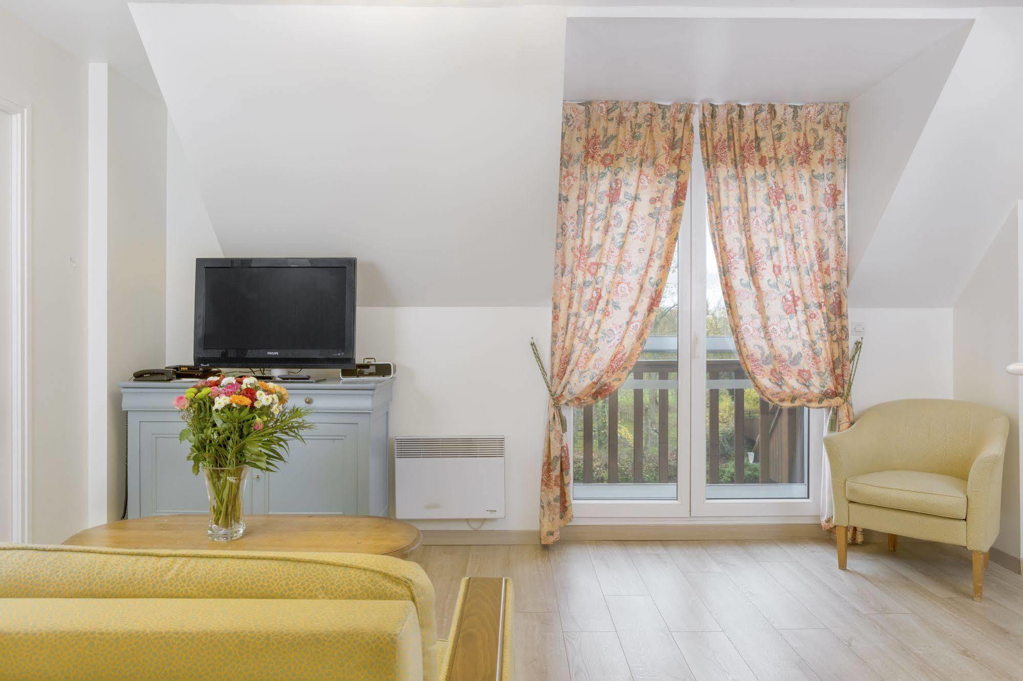 Karma Manoir Des Deux Amants Apart otel Connelles Dış mekan fotoğraf